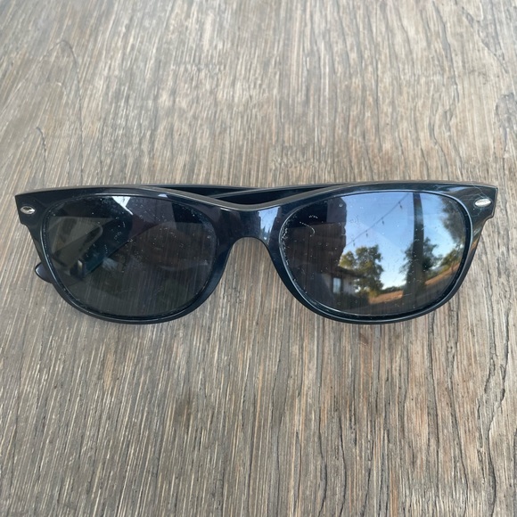 Ray-Ban Black Sunglasses Wayfarer. - Picture 1 of 6